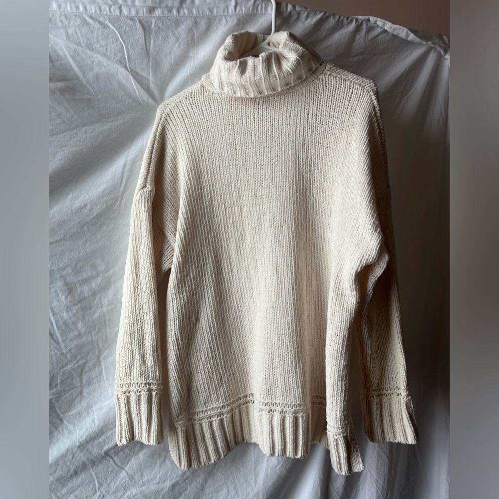 White chunky fall / winter knit sweater cozy vibes for holiday, evening, or work